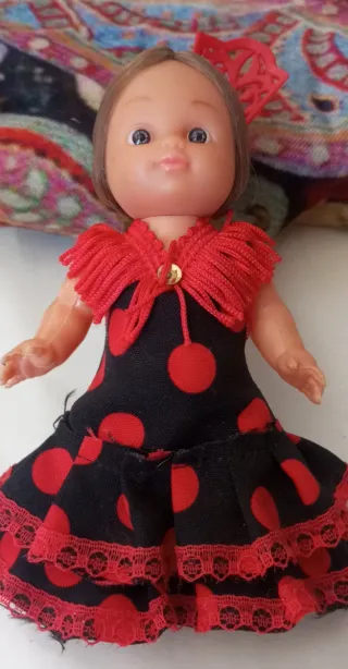Muñeca flamenca vestida de lunares