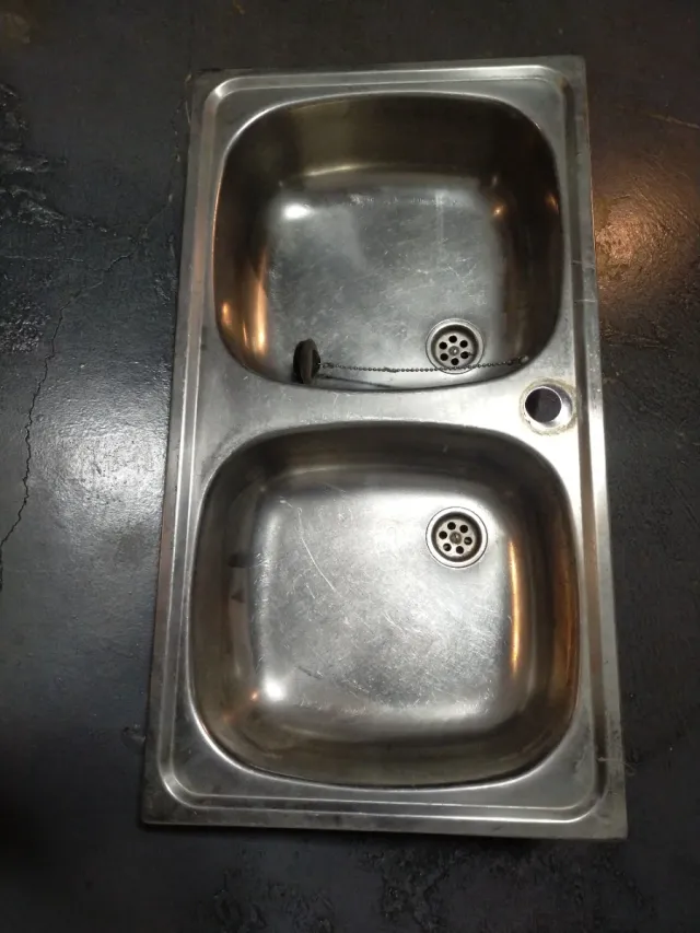 Fregadero doble de metal usado