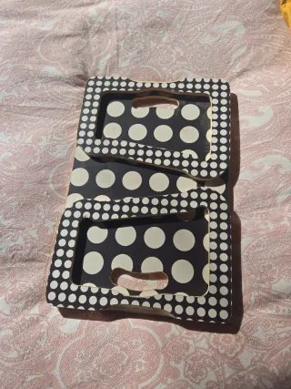 Mesita para cama diseño lunares