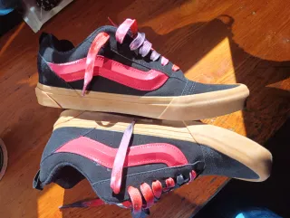Zapatillas Vans Knu Skool Negras y Rojas