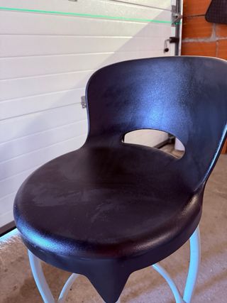 Mesa alta y 3 taburetes