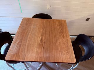 Mesa alta y 3 taburetes