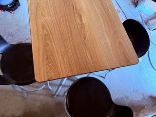 Mesa alta y 3 taburetes