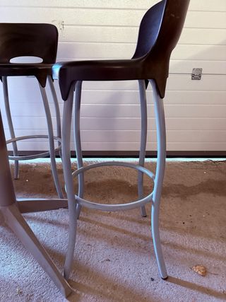 Mesa alta y 3 taburetes