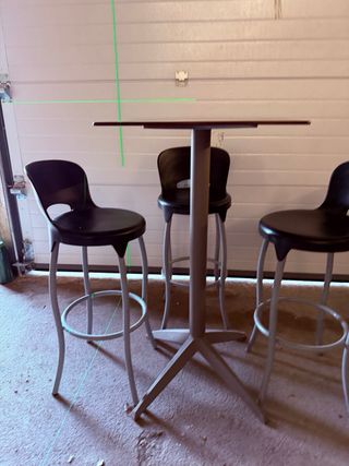 Mesa alta y 3 taburetes