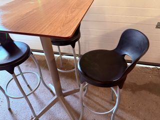 Mesa alta y 3 taburetes