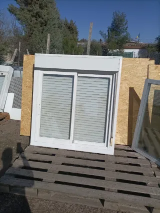 2 Ventanas aluminio correderas con persianas