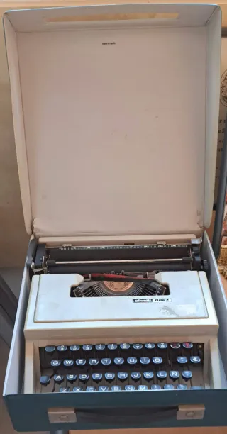 Máquina de escribir Olivetti DORA