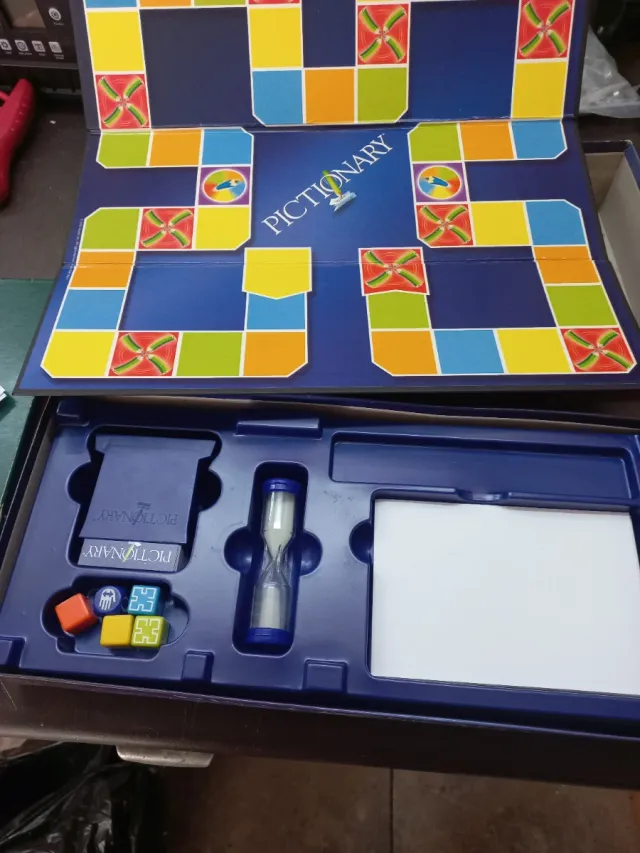 Lote dos juegos mesa PICTIONARY y SCRABBLE