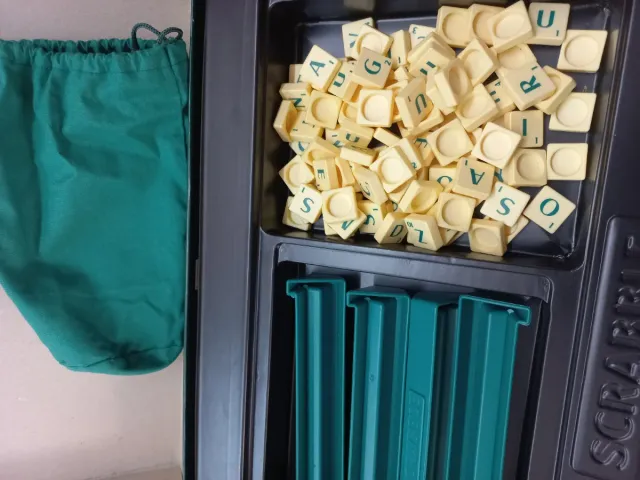 Lote dos juegos mesa PICTIONARY y SCRABBLE