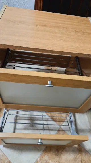 Zapatero de madera y metal