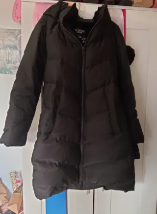 Abrigo de plumas con gorro negro