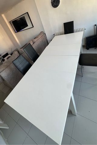 Mesa comedor blanca con 4 sillas negras