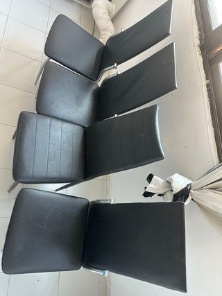 Mesa comedor blanca con 4 sillas negras