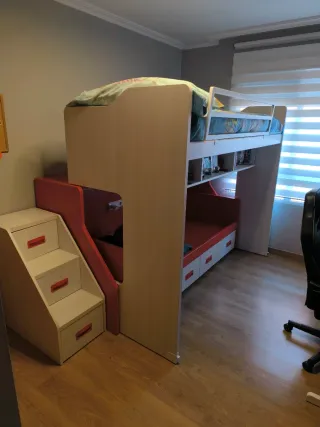Litera juvenil con cajones y escaleras