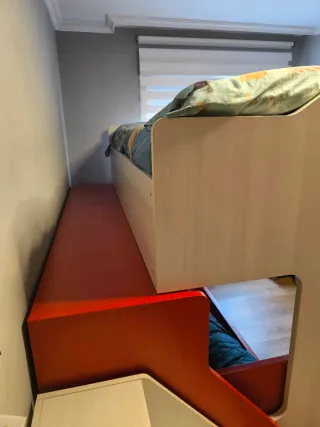Litera juvenil con cajones y escaleras