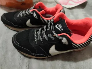 Zapatillas Nike MD Negras Zebra