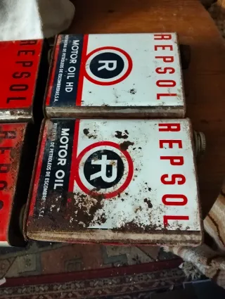 Bottiglie antiche di olio Repsol
