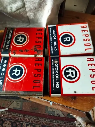 Bottiglie antiche di olio Repsol