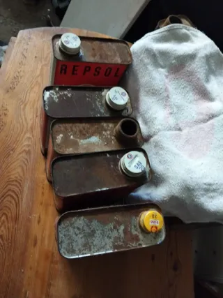 Bottiglie antiche di olio Repsol