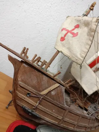 Carabela de madera a escala