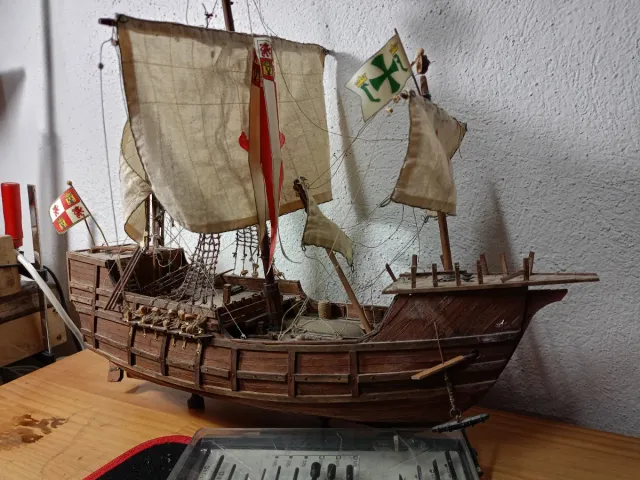 Carabela de madera a escala