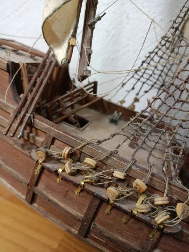 Carabela de madera a escala