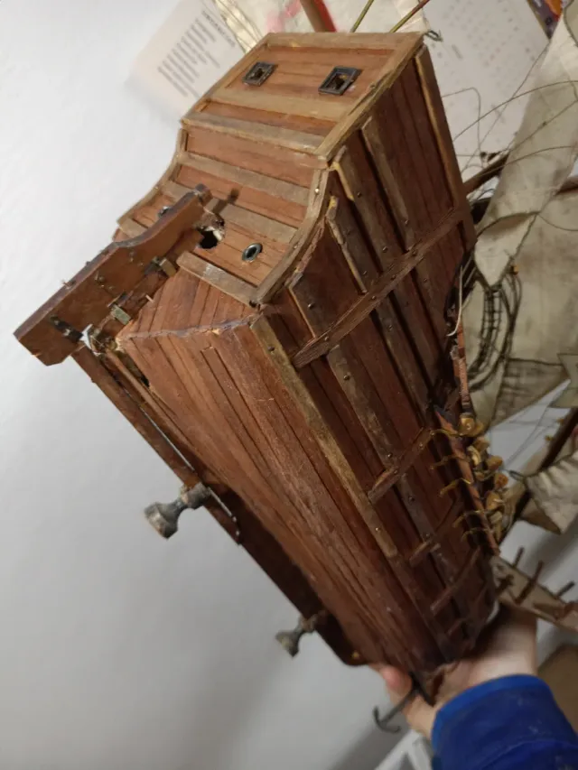 Carabela de madera a escala