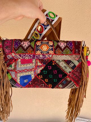 Bolso étnico indio multicolor con flecos