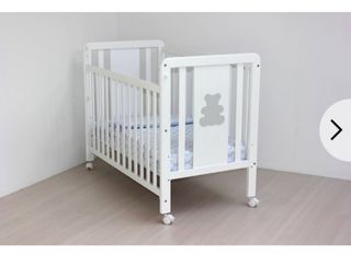 Cuna de bebé blanca con osito