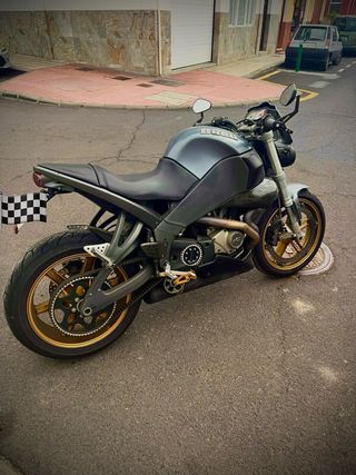 Moto Buell Naked Negra y Dorada