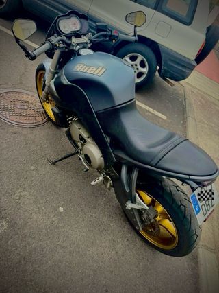 Moto Buell Naked Negra y Dorada