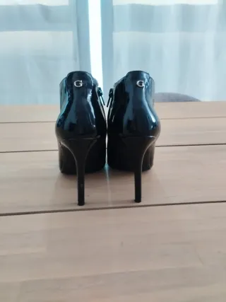 Botines Guess charol negros tacón alto