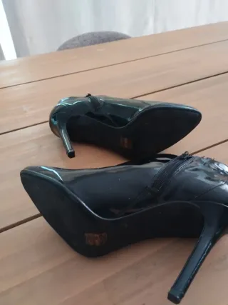 Botines Guess charol negros tacón alto