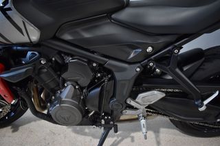 Triumph Trident 660 Gris/Rojo