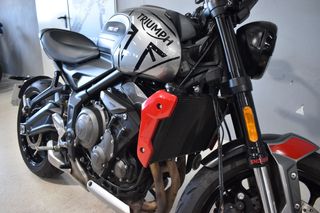 Triumph Trident 660 Gris/Rojo