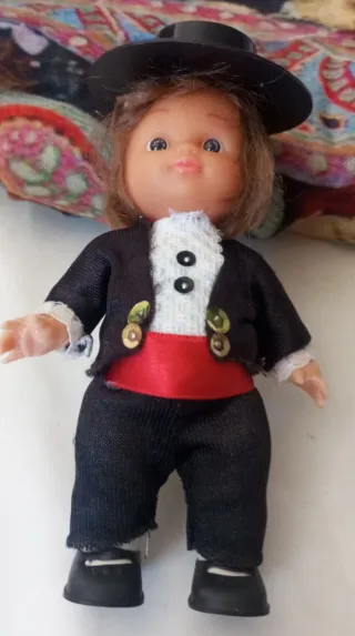 Muñeco de pais con traje regional