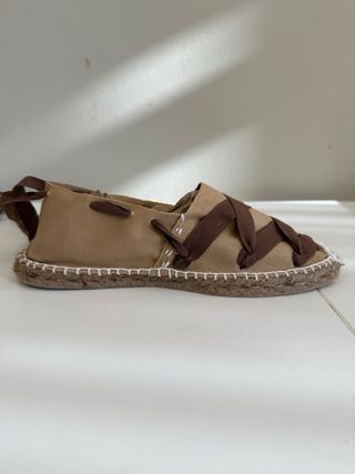 Espardeñas beige y marrón con lazo