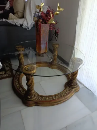 Mesa centro cristal y base dorada tallada