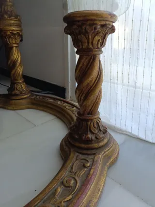 Mesa centro cristal y base dorada tallada