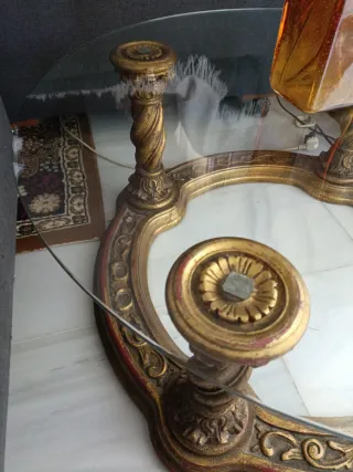 Mesa centro cristal y base dorada tallada