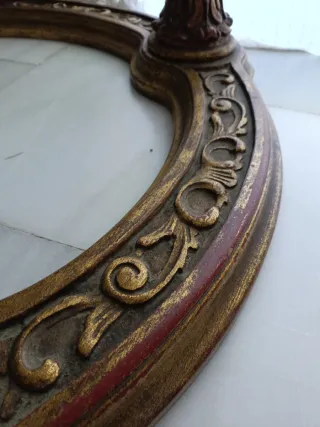 Mesa centro cristal y base dorada tallada