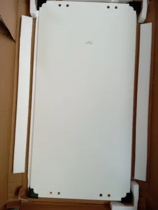 Mesa de escritorio blanca de madera