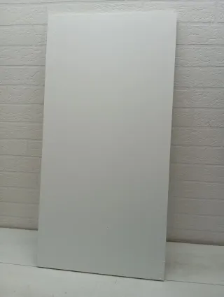 Mesa de escritorio blanca de madera