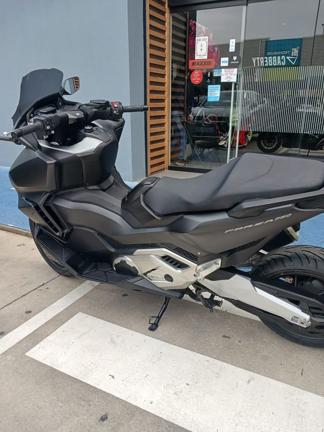 Honda Forza 750 Negra Automática