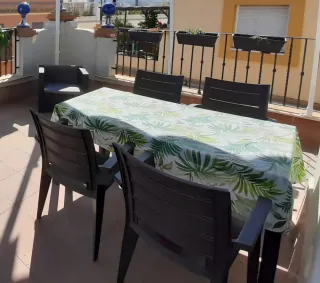 Tavolo e 4 Sedie da Giardino in Plastica