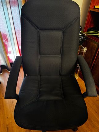 Silla de escritorio negra con ruedas