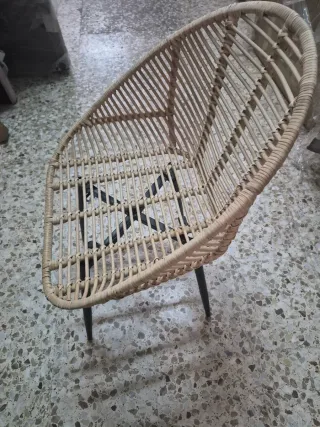 Silla de terraza mimbre beige y patas negras