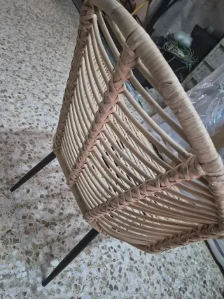 Silla de terraza mimbre beige y patas negras