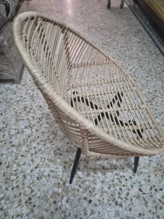Silla de terraza mimbre beige y patas negras